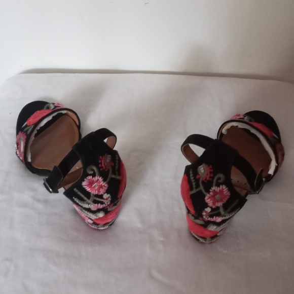 Stunning Mira A. Block Heel Sandals - Picture 3 of 10